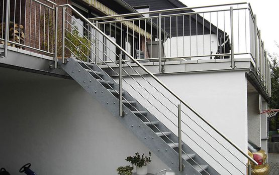 Terrassengeländer aus Edelstahl und einer Stahltreppe