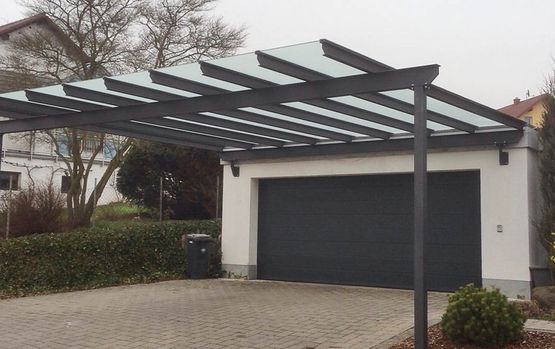 Carport - Stahlkonstruktion pulverbeschichtet mit Glasabdeckung