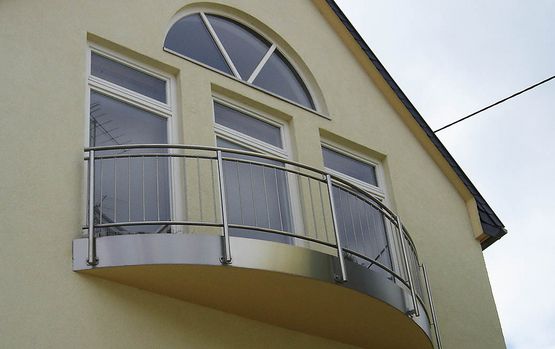 Edelstahlgeländer an einem runden Balkon