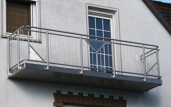 Balkonrenovierung, Edelstahlgeländer mit geometrischen Formen