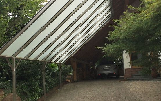 Carport – Stahlkonstruktion mit Glasabdeckung